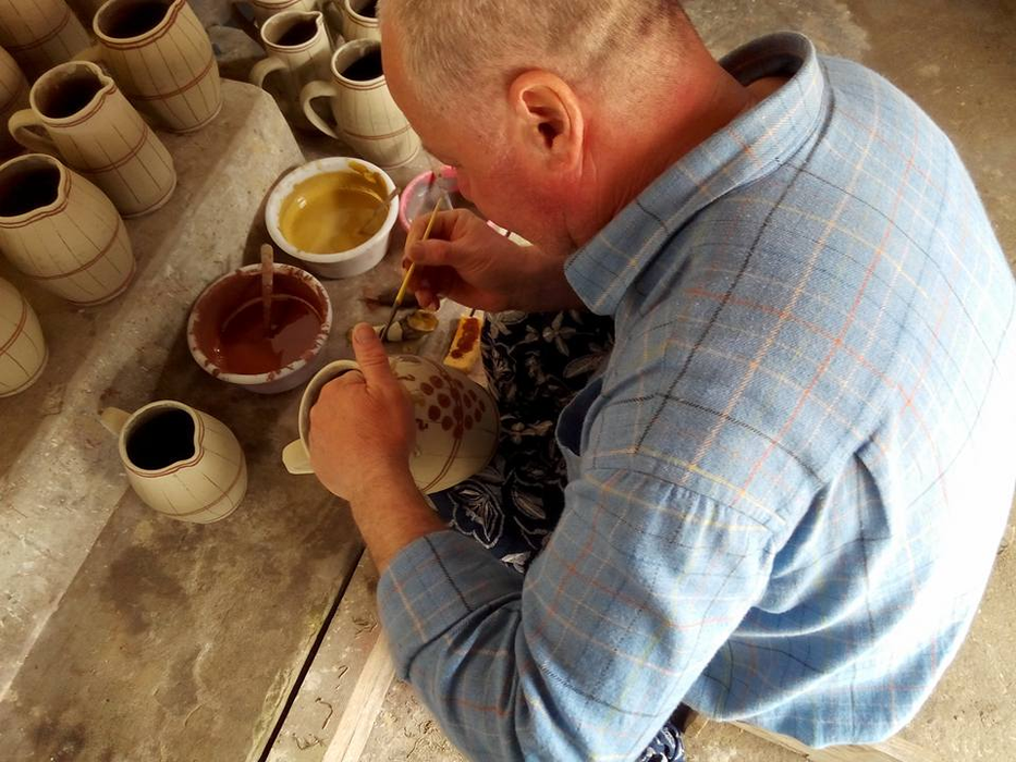 Meșterul lucrează cu migală la fiecare obiect