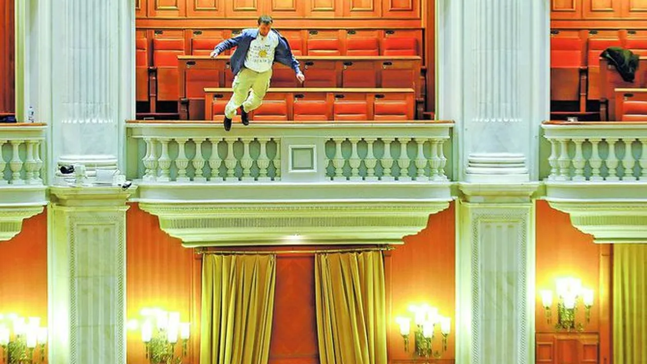 Copilul electricianului care s-a aruncat de la balconul Parlamentului: Tata e norocos ca a avut airbagurile bune