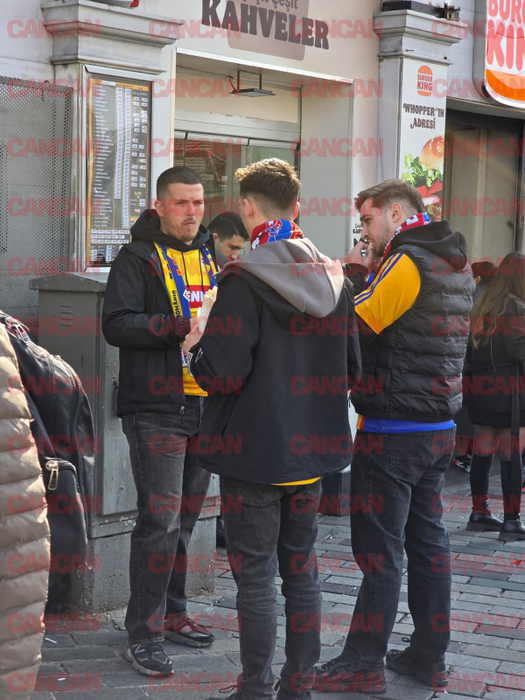 Românii au luat cu asalt Piața Taksim, înainte de România-Turcia. Cât costă un doner sau un porumb copt?