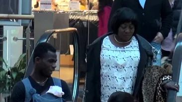 VIDEO La familia! Un rapidist a iesit in mall cu tot neamul si a reusit sa atraga atentia tuturor!