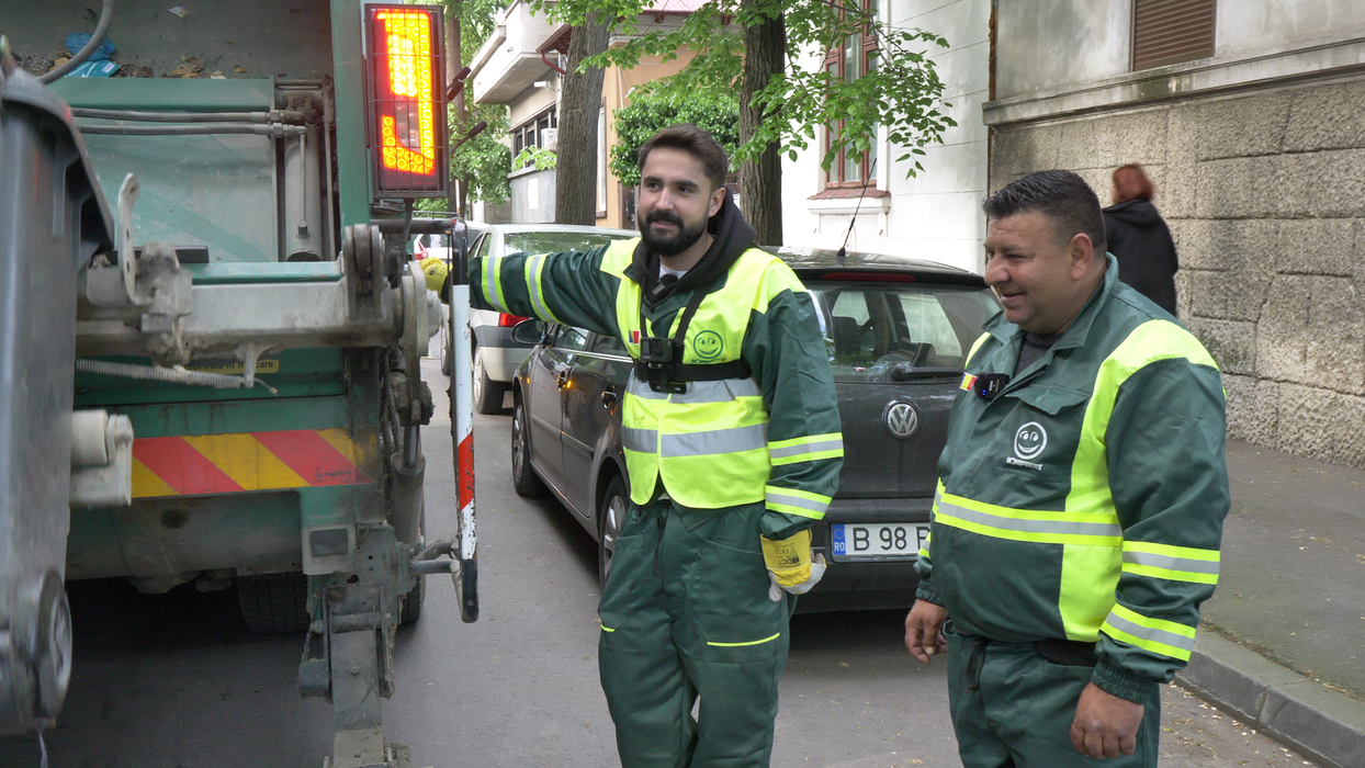 Clipul integral, ce ilustrează o zi din viața unui gunoier, este disponibil pe canalul de YouTube CANCAN (Foto: CANCAN.RO)