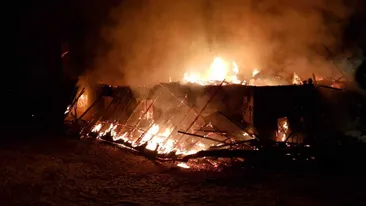 Incendiu puternic la o casă în Brașov! În zonă nu sunt hidranţi