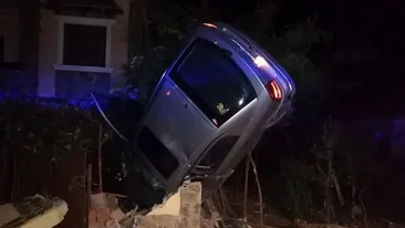 Accident spectaculos în județul Olt. S-au înfipt cu maşina în gard