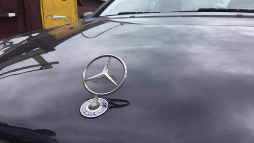 Imagini fabuloase. Soţul unei judecătoare din Iaşi s-ar fi "răzbunat" pe un Mercedes, de faţă cu magistratul. "A căutat scandal. Mi-a rupt oglinda”