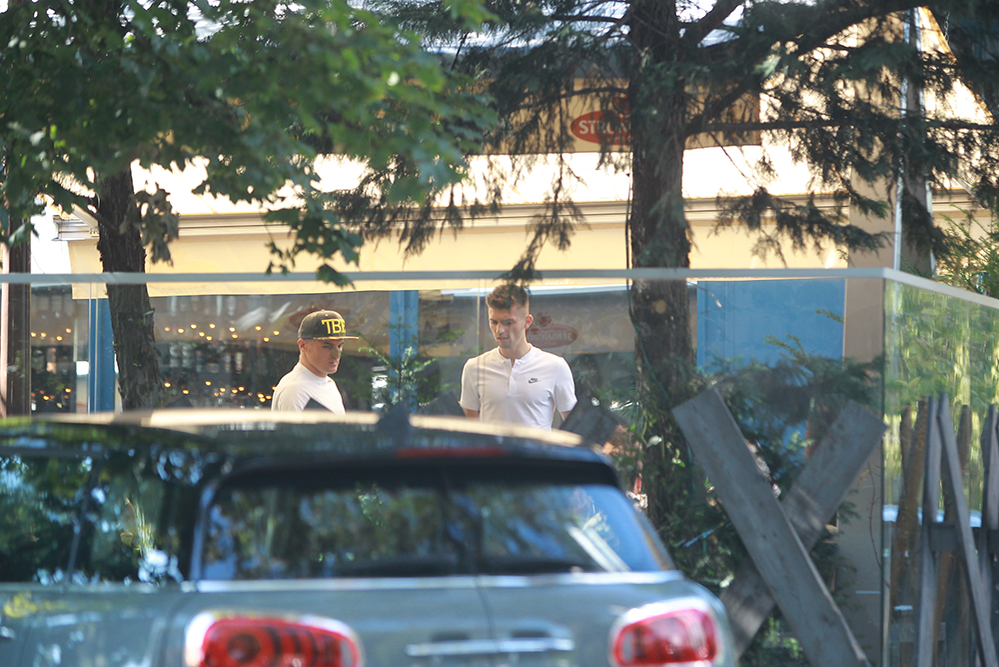 Florin Tănase și Iulian Dîrnea se îndreaptă către masa de la cafenea