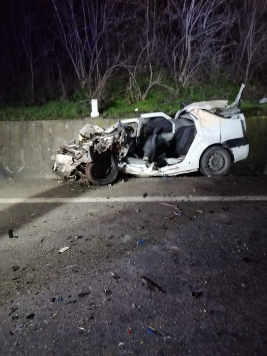 Mașina în care se aflau tinerii a fost complet distrusă