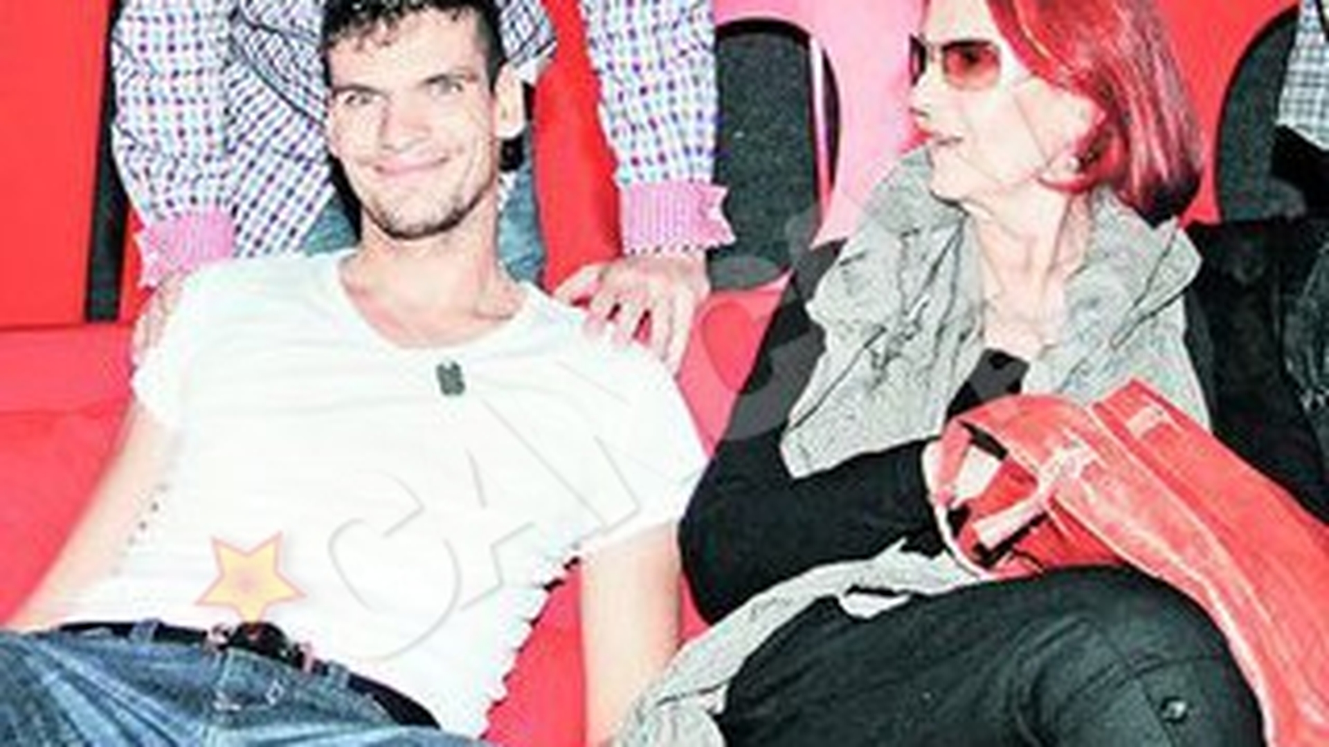 A facut-o sa planga. Tudor Chirila i-a transmis mari emotii mamei sale, spectatoare la concertul lui