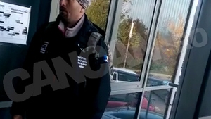 Juratul de la ”iUmor” s-a ”echipat” ca pentru o expediţie pe munte. Cheloo a ”escaladat” treptele de la Înmatriculări!
