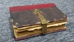 Dacă ai așa ceva acasă, te îmbogățești! Această Biblie se vinde cu 500.000 de lei acum, în 2022