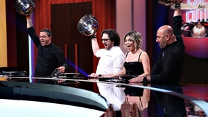 S-au reluat filmările pentru emisiunea Chefi la Cuțite! Chefii Bontea, Scărlătescu și Dumitrescu, dar și prezentatoarea Gina Pistol, din nou în platou