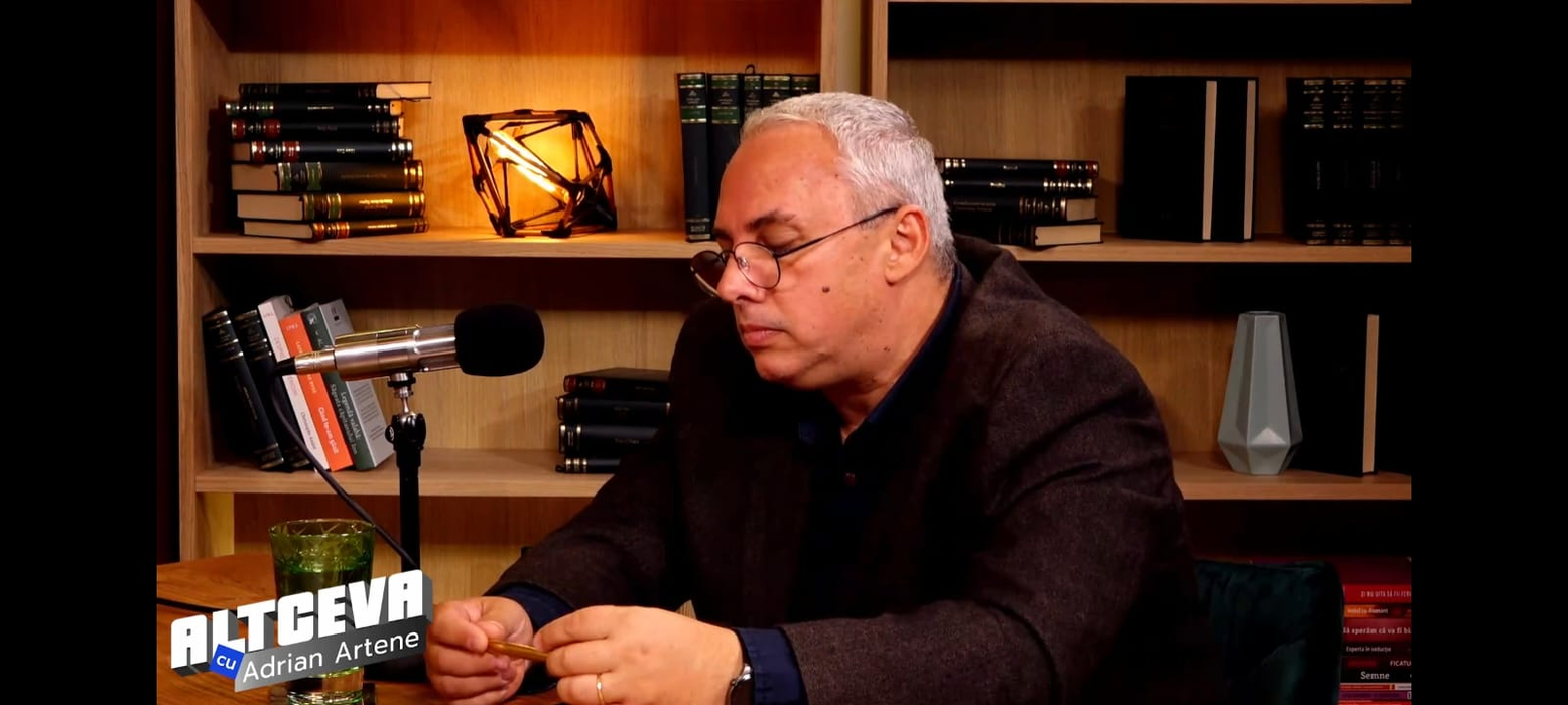 Urmașul marelui scriitor Marin Preda, Alexandru, face lumină și, cu ocazia prezenței în cadrul podcastului "ALTCEVA cu Adrian Artene" / (Sursa: Captură video)