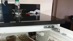 Ce a lăsat un român în apartamentul închiriat în Anglia după ce a fost evacuat de proprietar pentru o datorie de 6.000 de lire