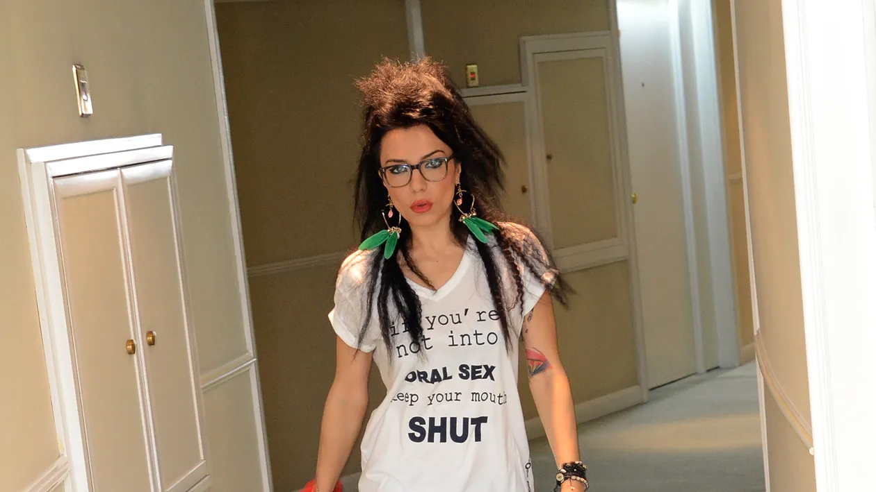 Imagini incendiare cu DJ Wanda! Artista a fost fotografiata in chiloti pe holul unei cladiri