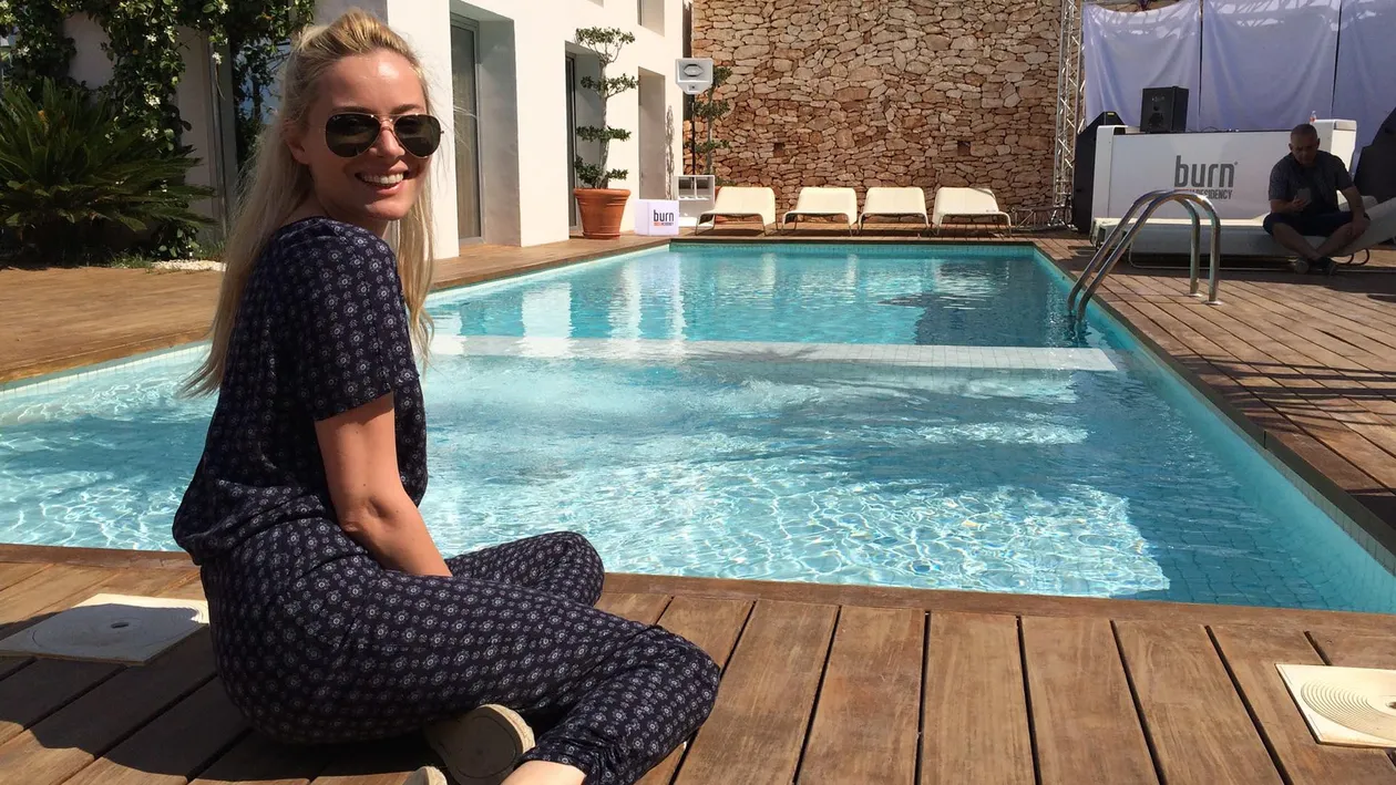 Fanii au ramas fara cuvinte! Vezi ce schimbare de look si-a facut Laura Cosoi!