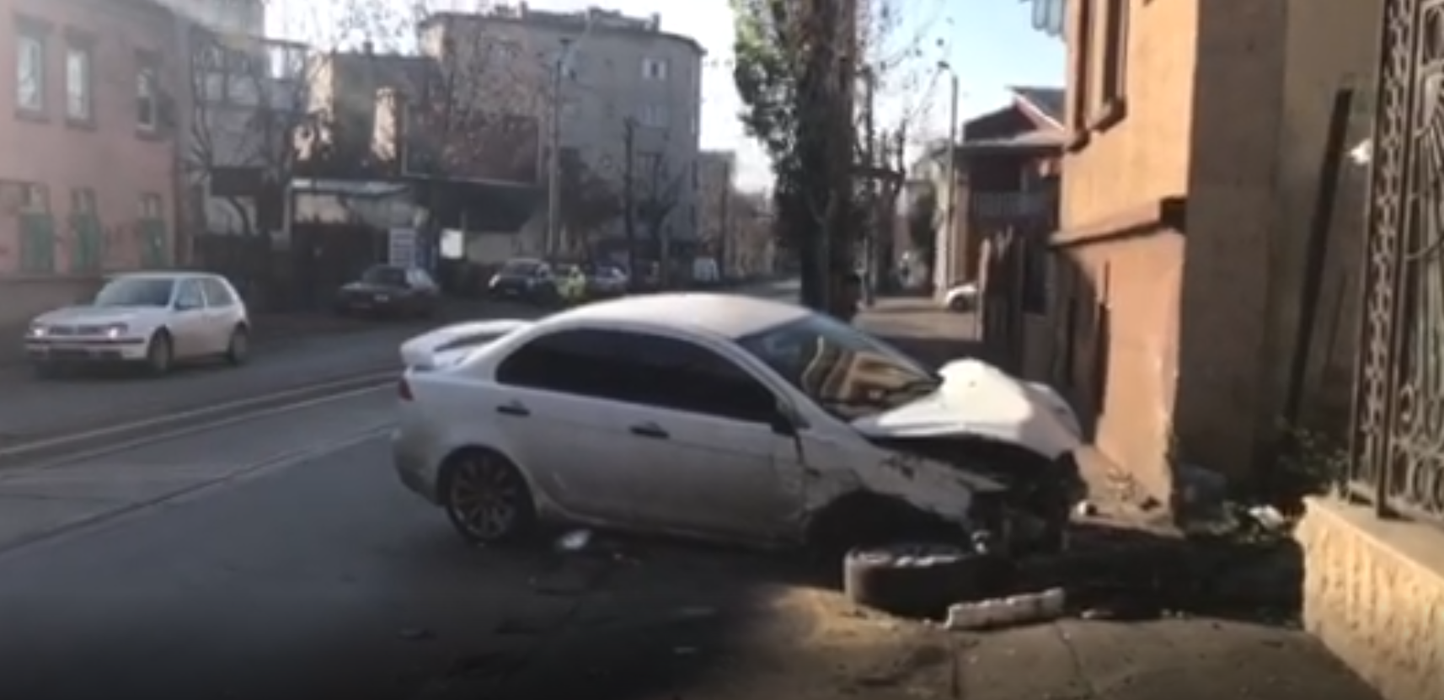 Avem imagini cu accidentul terifiant din Capitală, în noaptea de Revelion! Martorii au rămas şocaţi! Ce s-a întâmplat cu şoferul…