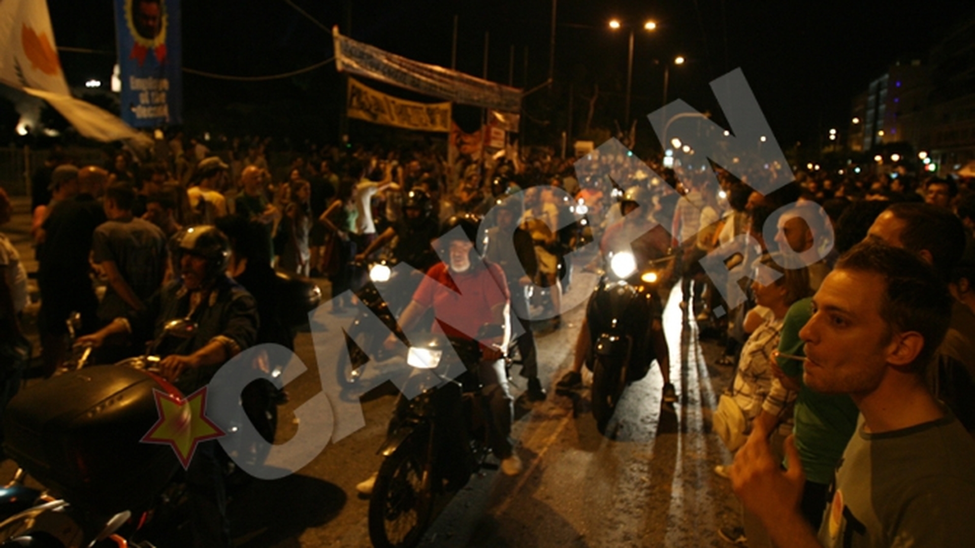 Manifestantii din Grecia au probat "arma secreta" pe scutieri! Atacati cu lasere, ca in "Razboiul Stelelor