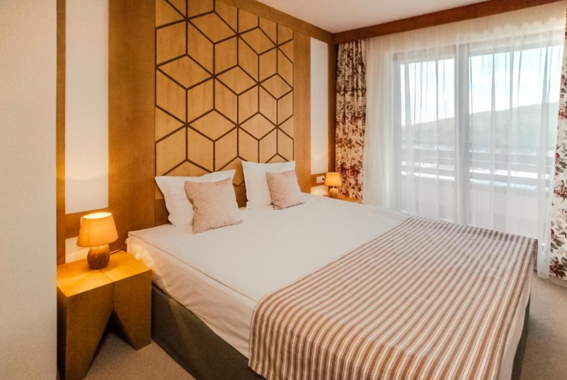 Hotelul Green Life Bansko 4* este situat la poalele muntelui Pirin/ sursă foto: Booking
