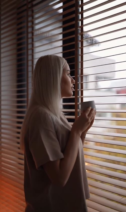 Cum arată apartamentul de lux în care locuiește Carmen Grebenișan! Influencerița a schimbat macazul: „M-am lăsat de stilul industrial”