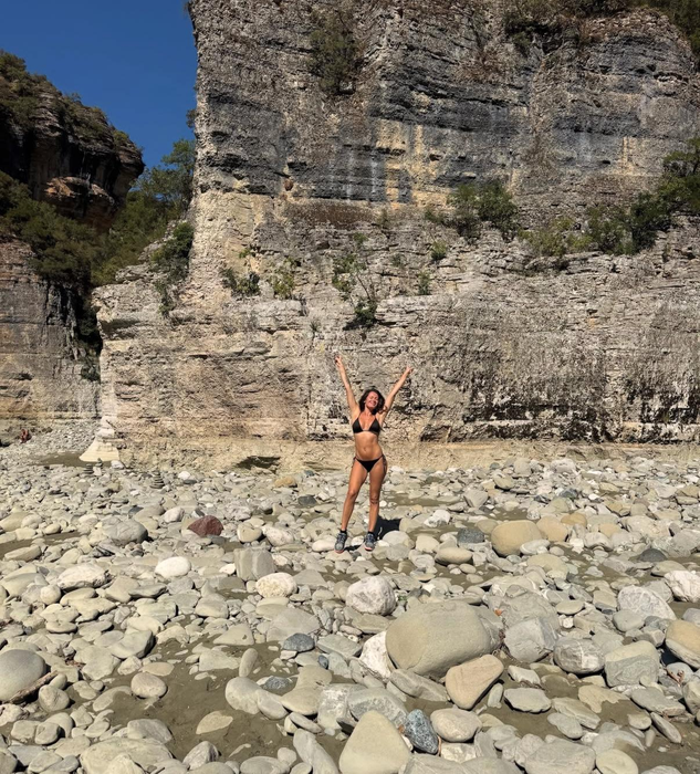 Imagini rare cu Raluka. Artista s-a fotografiat în costum de baie și a renunțat la machiaj