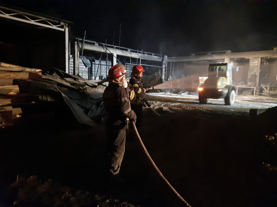 Incendiu devastator în Argeș! Timp de 7 ore, salvatorii s-au luptat cu flăcările violente care au cuprins o hală