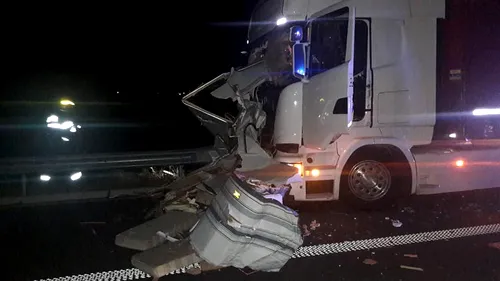 Tragedie pe autostrada A1 Lugoj - Deva. Doi bărbați au murit după ce au fost spulberați de un TIR pe banda de urgență