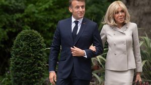 Modul incredibil prin care Emmanuel Macron vrea să le dovedească tuturor că Brigitte e femeie! S-a săturat de controverse
