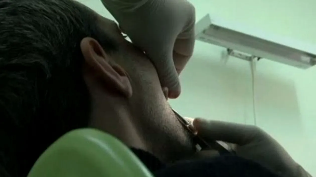 Ce i-au putut găsi medicii in gură acestui bărbat de 30 de ani! A fost prima vizita la dentist: In viata noastra nu am vazut asta