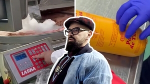 Piedone a aflat din ce se face parizerul "de porc", de fapt: "De ce puneți gheață?" Șeful ANPC a crezut că nu vede bine