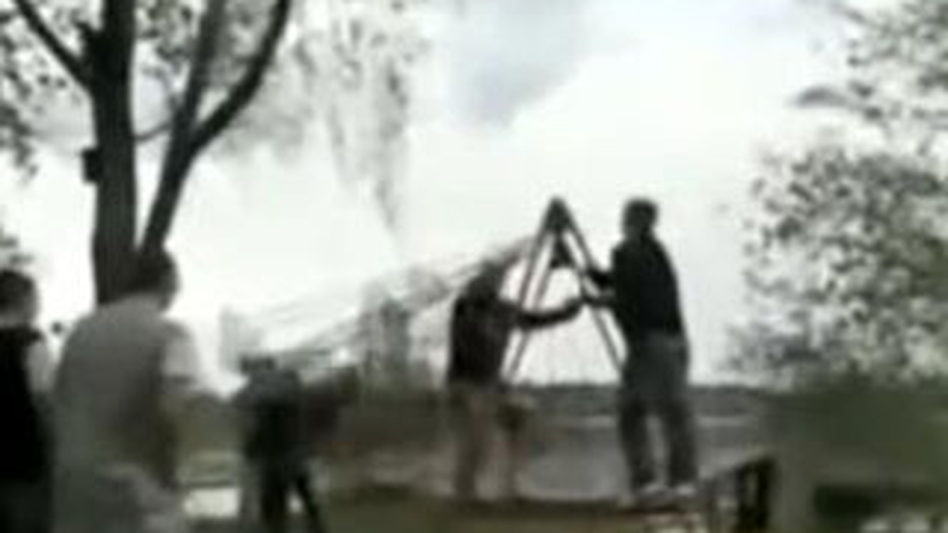 VIDEO Leaganul nu e doar pentru copii, e si pentru tampiti! Uite cum si-a rupt gatul intr-un parc de distractii!