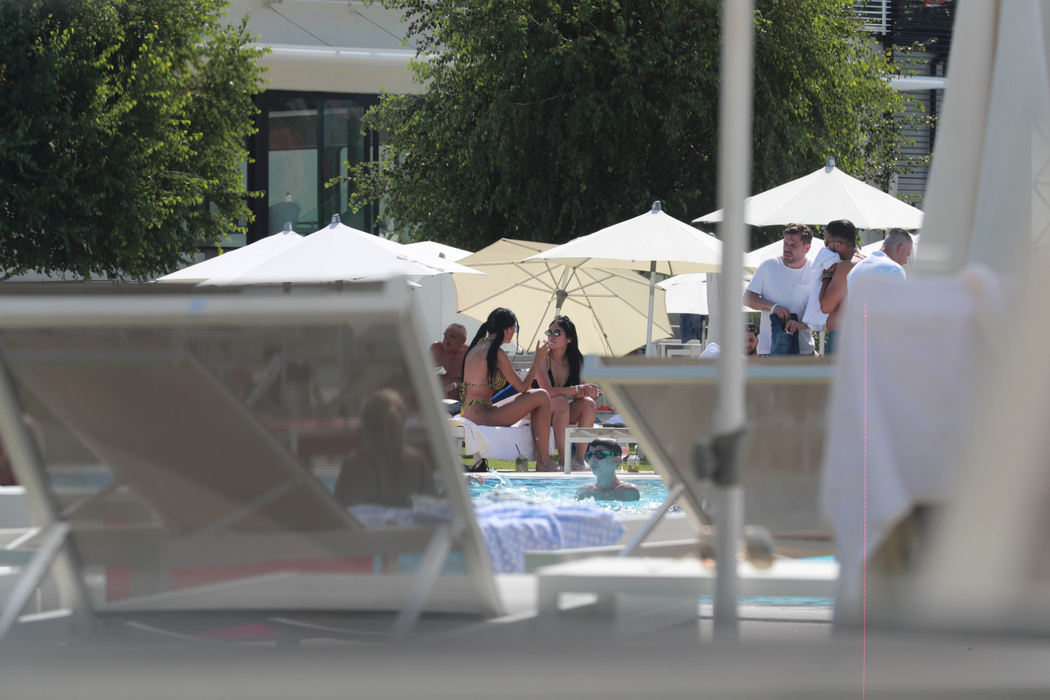 Raluca şi prietena sa la piscină