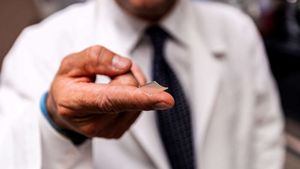 A fost inventat plasturele care poate detecta simptomele de coronavirus! Cum funcționează dispozitivul