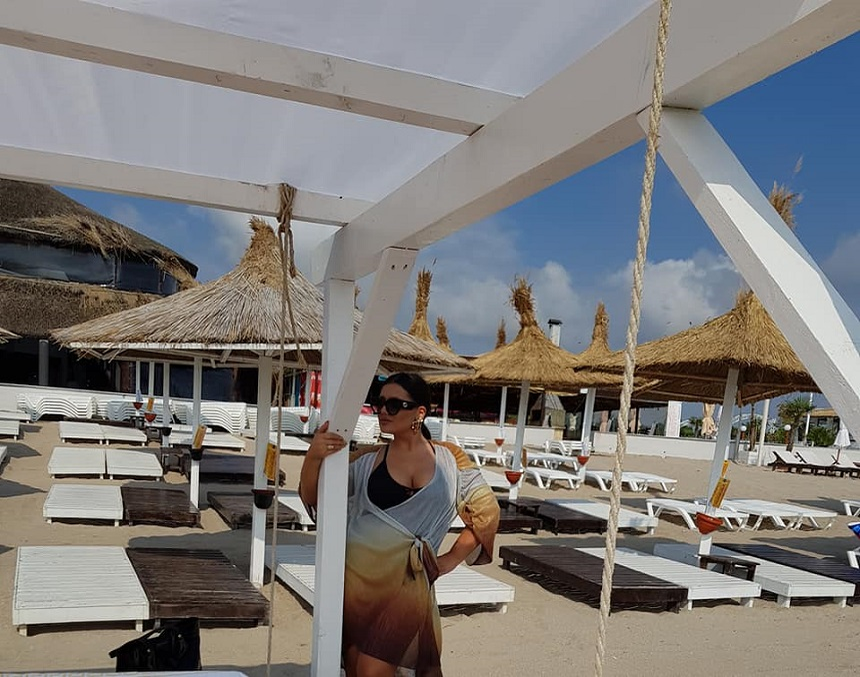 Bianca Rus, în costum de baie pe plajă!