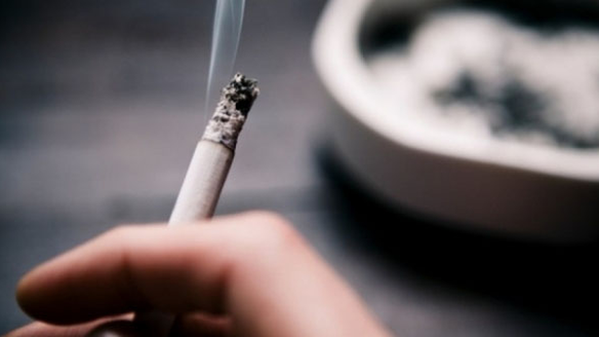 Legea antifumat intră în vigoare peste 10 zile. Poliţiştii vor merge în spaţiile închise şi vor face asta