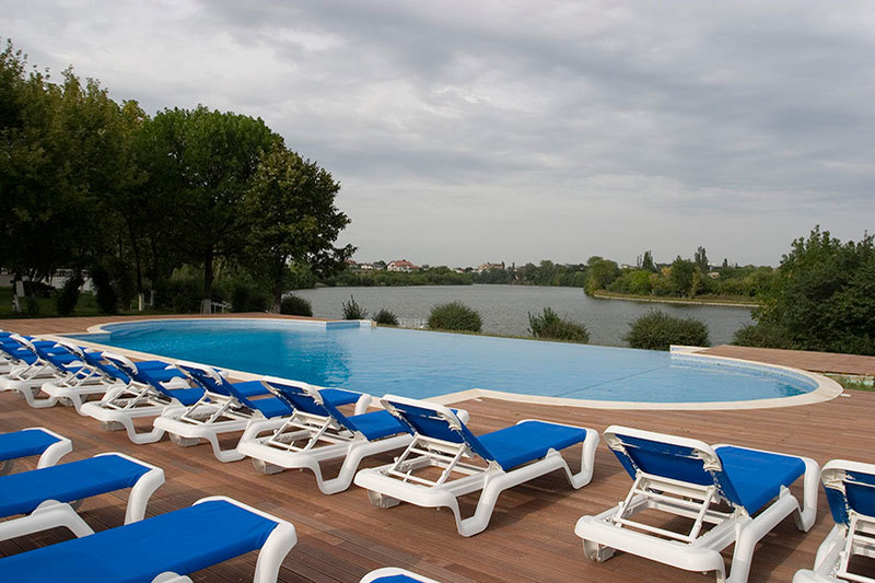 Piscina Oasis este un alt loc de lux, care oferă o privelişte de vis