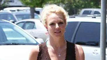 Britney Spears, de nerecunoscut pe coperta unei reviste! Diva arată perfect in pictorial, dar in realitate e plină de celulită