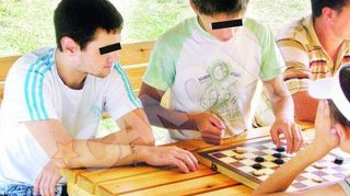 Elevul iesean care si-a ucis mama este laudat de profesori! Teodosian joaca table si citeste Biblia