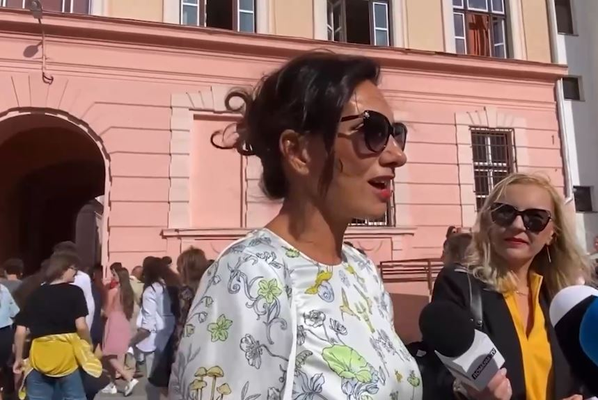 Carmen Iohannis a atras toate privirile în prima zi de școală/ sursă foto: captură video Mesageruldesibiu