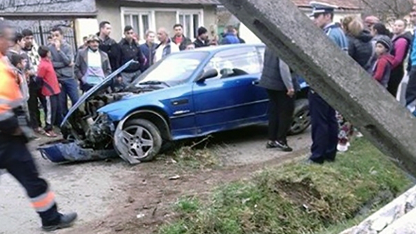 Accident spectaculos în Caraş Severin! A încercat să evite un motoscuter, dar a intrat într-un stâlp. Cum s-a încheiat totul