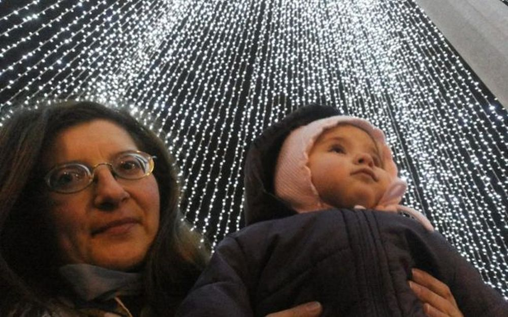 Eliza, fetița înecată în cadă de propria mamă, condusă pe ultimul drum! Tatăl micuței, împietrit de durere la căpătâiul ei