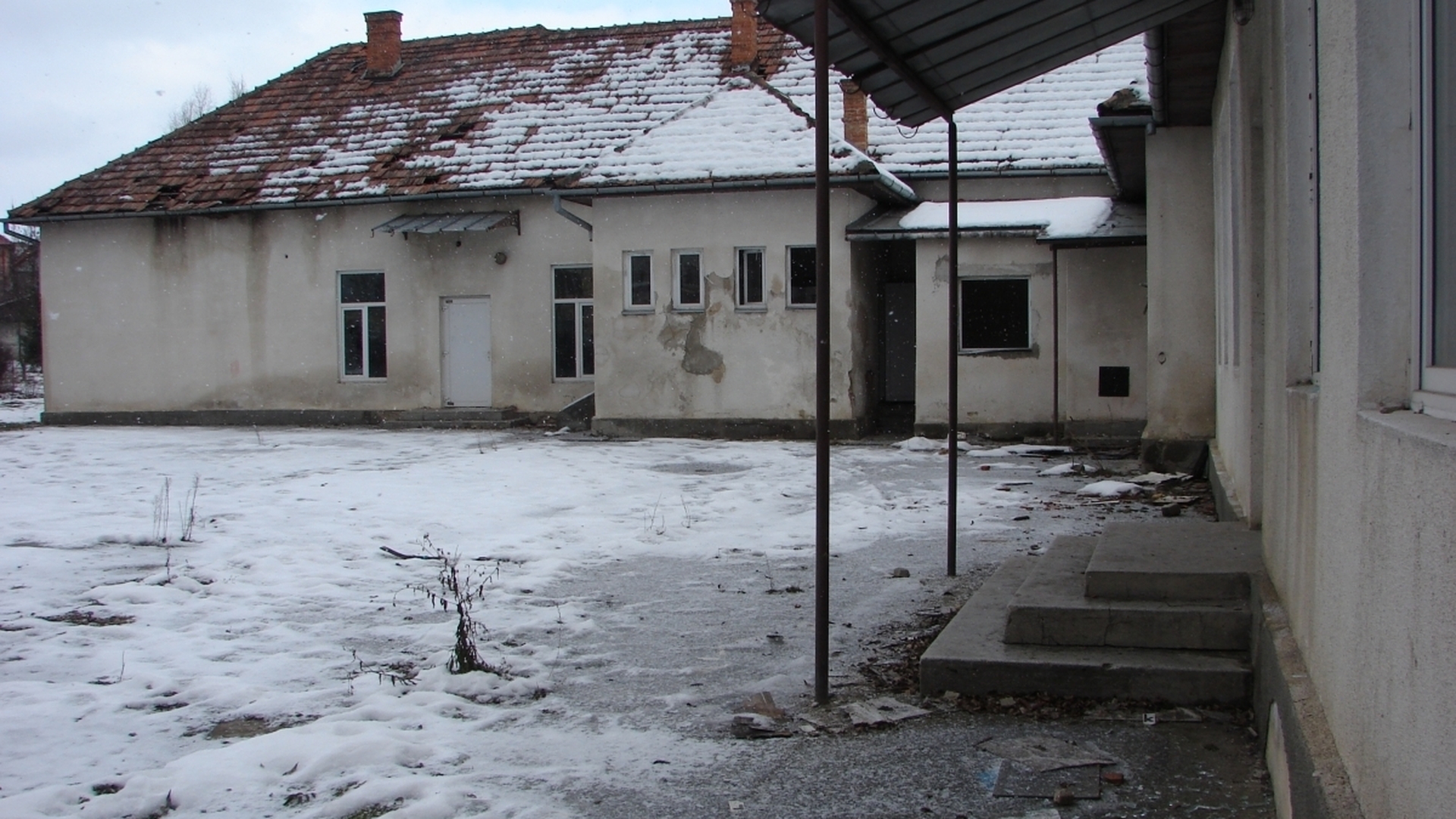 Un nou caz de viol îngrozeşte România! Un băiat de 12 ani a fost violat de doi adolescenţi într-o şcoală părăsită! Agresorii au filmat totul şi au publicat imaginile