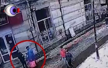 Noua metodă de furt face ravagii printre bătrâni! Hoții se dau drept „colegi de armată”, îi pupă și le fură portofelele! Imagini incredibile