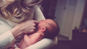 O mamă de 17 ani și-a lăsat bebelușul să moară pentru că voia să se ducă la o petrecere! L-a încuiat singur în casă timp de o săptămână. Polițiștii au fost șocați când l-au găsit