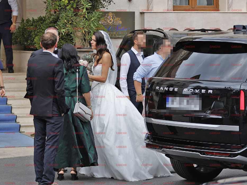 Ministrul Finanțelor și soția, ședință foto la Palatul Șuter. Nașa de cununie a mirilor a atras privirile tuturor!