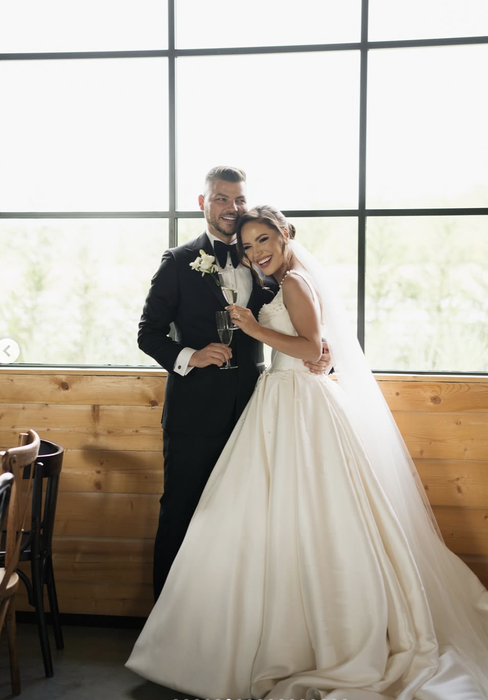 Finalistul Românii au talent și fosta prezentatoare METEO de la Prima TV s-au căsătorit religios! Primele imagini de la nunta lui Valentin Luca și Roxana Ghiorghian