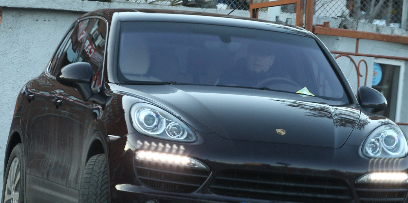 Constantin Ștefan pleacă de la întâlnire la volanul  unui Porsche Cayenne de peste 100.000 de euro