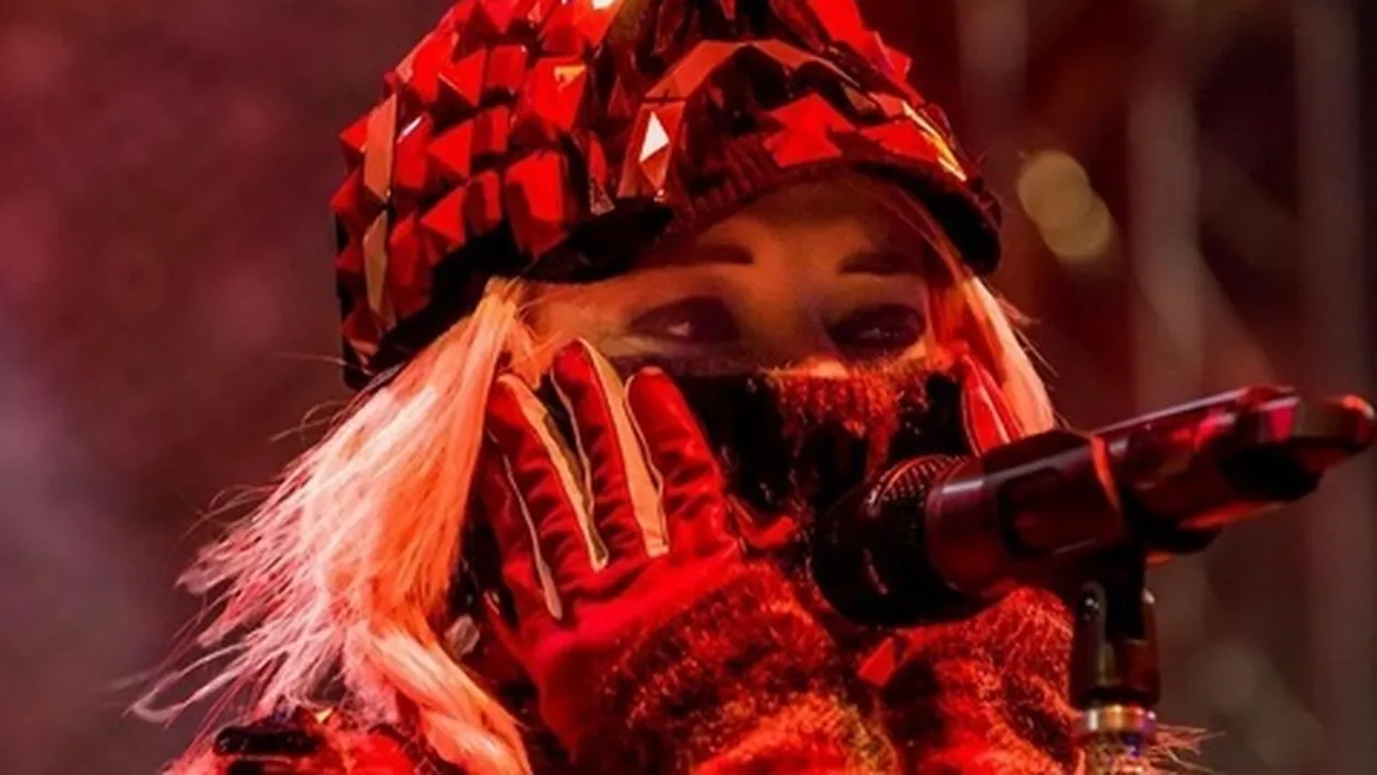 Fizz, ”resuscitat” de un alt bărbat! Imaginea cu cei doi a amuzat-o terbil pe Delia şi a făcut-o publică