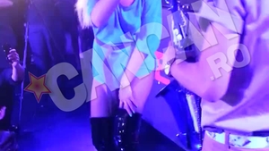 Alexandra Stan, în cea mai scurtă rochie, cu chiloţeii la vedere! Primul ei show în America a fost unul sexy!