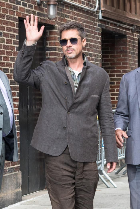 Cum a fost surprins BRAD PITT, pe străzile din New York, la 8 luni de la divorţ!