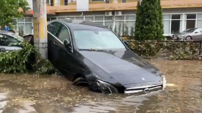 Cod roșu de ploi și vijelii. Vremea a făcut ravagii în Craiova!