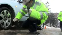 Șoferii pot primi amendă chiar dacă au anvelopele de iarnă montate. Ce prevede Codul Rutier